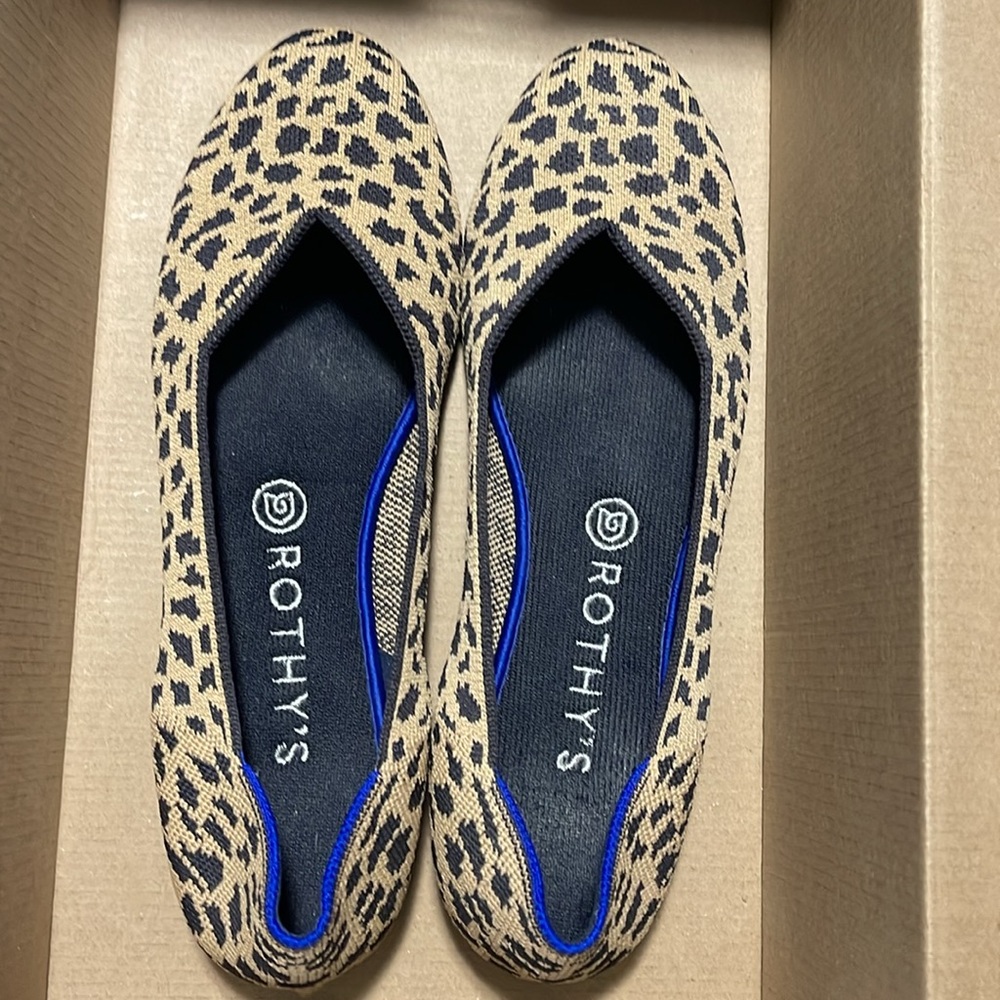 9 ROTHY'S  Flat Round Toe Shoe Women's beige and flack animal print (leopard)
